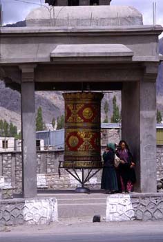 Mujeres ante un gran rodillo de oración, Ladakh, India