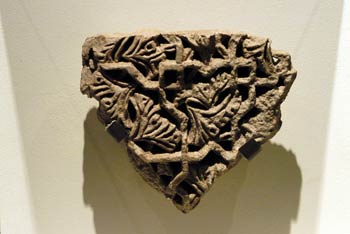 Yesería con inscripción hebrea