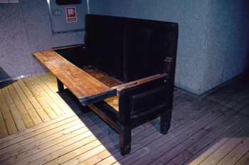 Utensilios domésticos: Escaño de cocina con mesa abatible (XIX),