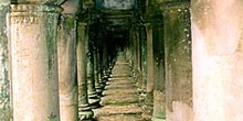 Columnata interior en Angkor, Camboya