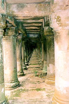 Columnata interior en Angkor, Camboya