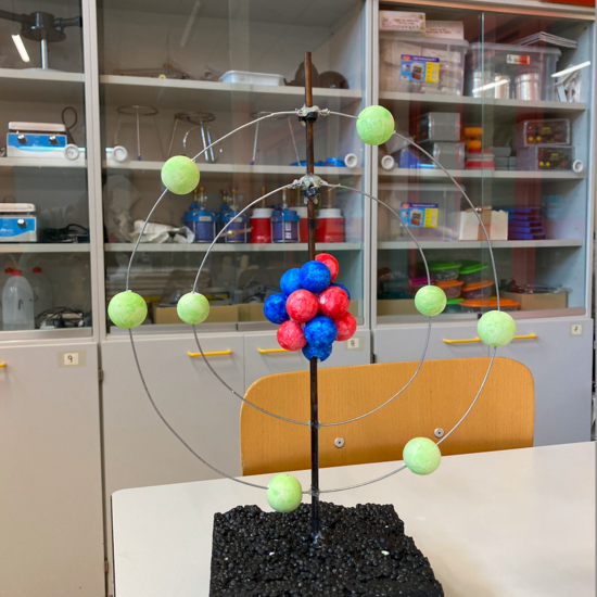 Maqueta de un átomo de oxígeno según el modelo de Bohr