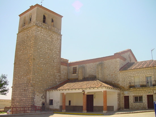 Iglesia y campanario en Corpa