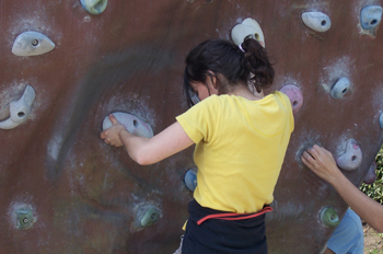 Chica escalando