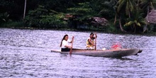 Dos mujeres remando en el río Dulce, Livingston, Guatemala