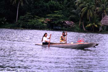 Dos mujeres remando en el río Dulce, Livingston, Guatemala