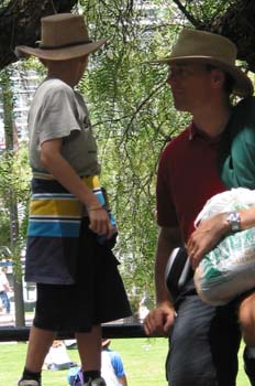 Padre e hijo bajo sus sombreros, Australia