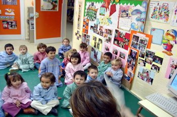 Niños sentados en colchonetas