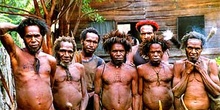 Grupo de hombres de un poblado, Irian Jaya, Indonesia