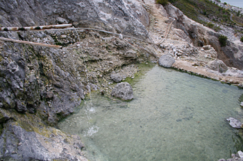 Fuente de aguas termales sulfurosas, Lago Toba, Sumatra, Indones