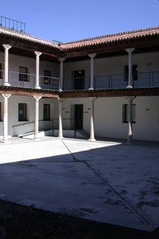 Patio rodeado por arcadas