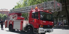 Camión de bomberos con escalera mecánica