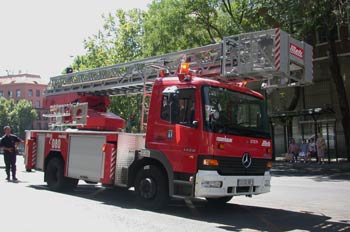 Camión de bomberos con escalera mecánica