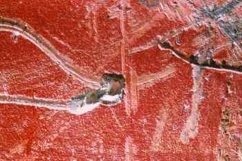 Pared roja con arañazos