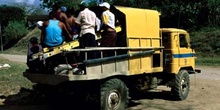 Trabajadores en un camión, Cuba