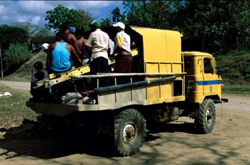 Trabajadores en un camión, Cuba