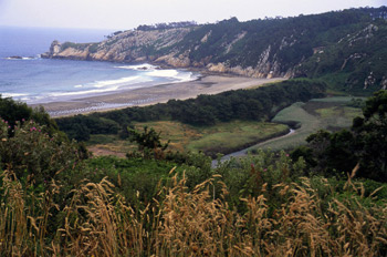 Vista hacia el este del río Barayo, Navia-Valdés, Principado de
