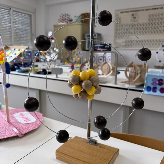 Maqueta de un átomo de flúor según el modelo atómico de Bohr