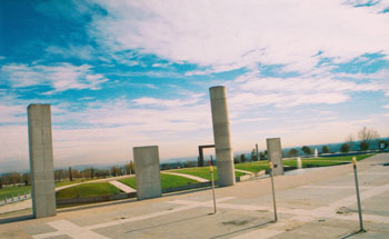 Plaza con esculturas modernas de hormigón
