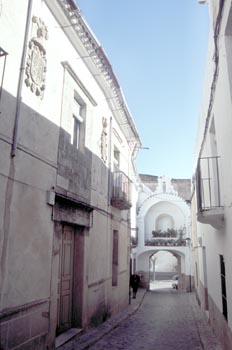 Callejuela y Puerta de la Villa - Alburquerque, Badajoz