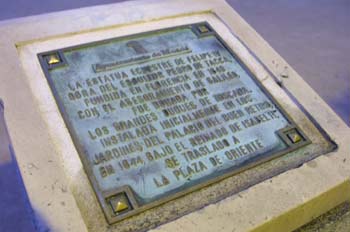 Placa en la estatua ecuestre de Felipe IV, Madrid