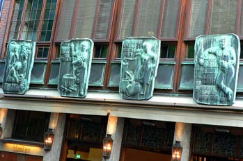 Esculturas con las diferentes fases de producción de cerveza. Ce