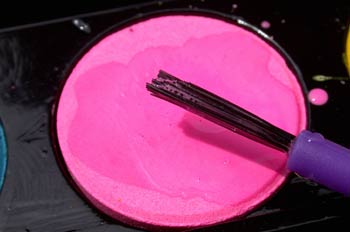 Pintura rosa y pincel