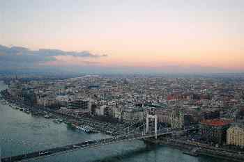 Vista aérea de Pest y el Puente Petofi, Budapest, Hungría