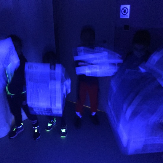 Pintamos con luz negra 11