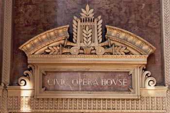 Frontón de la Civic Opera House de Chicago, Estados Unidos