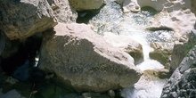 Desprendimiento de rocas sobre un río