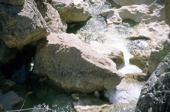 Desprendimiento de rocas sobre un río