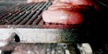 Asando carne en cocina industrial