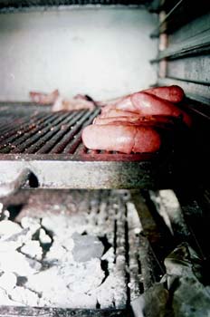 Asando carne en cocina industrial