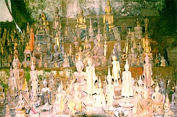 Miles de estatuillas en gruta sagrada. Rio Mekong, Laos