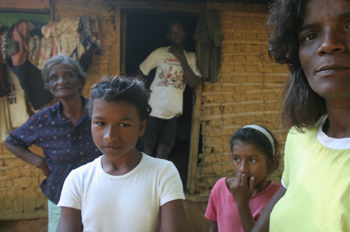 Familia delante de su casa, Quilombo, Sao Paulo, Brasil