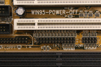 Detalle de conector para puerto paralelo (AT) en placa base