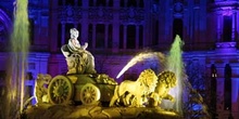 Iluminación de la fuente de Cibeles con motivo de la Boda Real