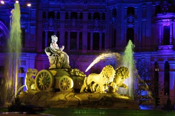 Iluminación de la fuente de Cibeles con motivo de la Boda Real