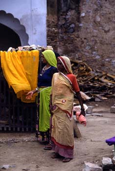 Escena callejera con dos mujeres, Pushkar, India