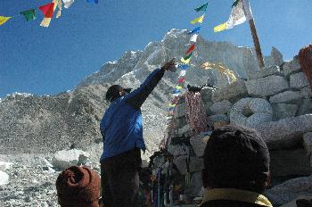 Rociando licor sobre el altar de la Puja