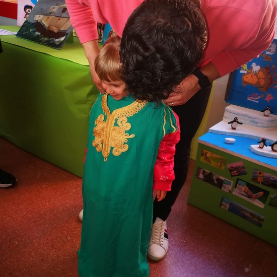 Infantil 3 años y 1º de Primaria visitan los expositores del la 