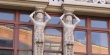 Esculturas en fachada de Plaza Sagasta, Zamora, Castilla y León