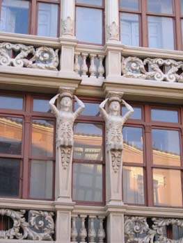 Esculturas en fachada de Plaza Sagasta, Zamora, Castilla y León