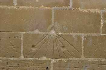 Reloj de sol en Muro. San Miguel de Foces, Huesca