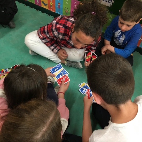 Buddies: 5 años y sexto enseñando a jugar. 9