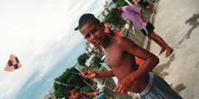 Niño juega con su cometa, Favela Juramento, Rio de Janeiro, Bras