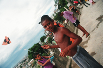 Niño juega con su cometa, Favela Juramento, Rio de Janeiro, Bras