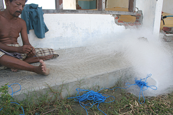 Arreglando redes, Banda Ache, Sumatra, Indonesia