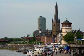 Vista del puerto fluvial de Dusseldorf, Alemania